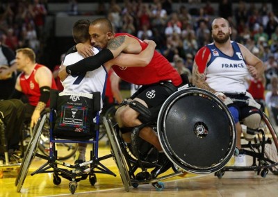 Rugby en fauteuil roulant accolade