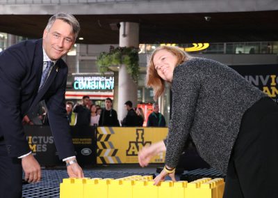 Michael Burns, directeur général, place un bloc