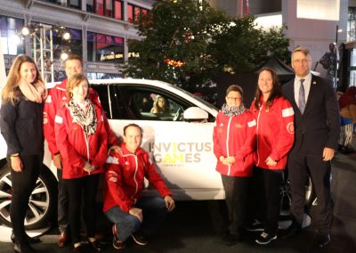 Les co-capitaines d’Équipe Canada 2017 et leur famille devant une voiture Jaguar Land Rover