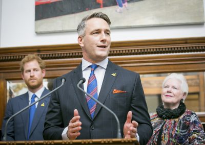 Michael Burns, chef de la direction, prononce un discours à l’événement de lancement.