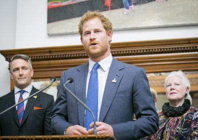 Le prince Harry prononce un discours à l’événement de lancement.