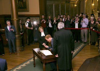 Le prince Harry signe le livre des invités au bureau de la lieutenante-gouverneure de l’Ontario.