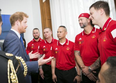 Le prince Harry discute avec quelques concurrents d’Équipe Canada.