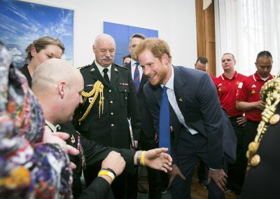 Le prince Harry socialise avec d’autres invités.