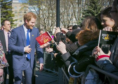 Le prince Harry salue le public de Toronto.