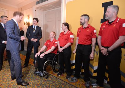 Le prince Harry discute avec quelques concurrents d’Équipe Canada.