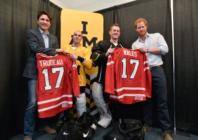 Le premier ministre Justin Trudeau et le prince Harry reçoivent des chandails de l’équipe nationale canadienne de hockey sur luge.