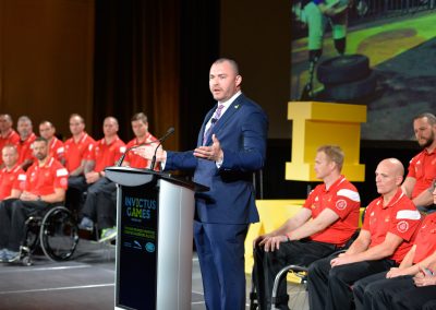 Jody Mitic prononce un discours à l’événement de lancement.