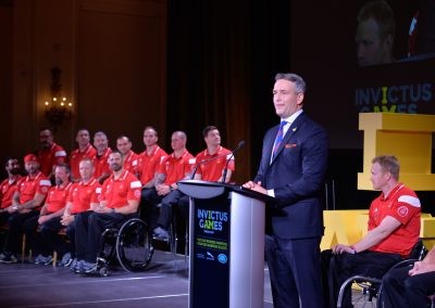 Michael Burns, chef de la direction, prononce un discours à l’événement de lancement.