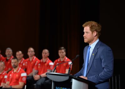 Le prince Harry prononce un discours à l’événement de lancement.