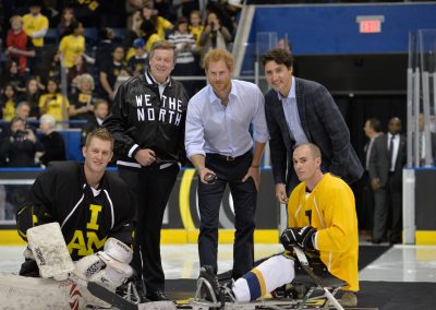 Le prince Harry procède à la mise au jeu officielle du match d’exhibition de hockey sur luge.