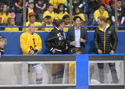 Le prince Harry, le premier ministre Justin Trudeau et le maire de Toronto John Tory « servent d’entraîneurs » à l’équipe nationale canadienne de hockey sur luge.