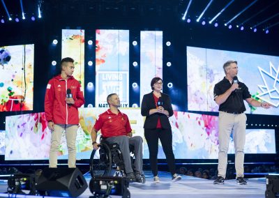 Michael Burns, chef de la direction, et la famille Daniel annoncent le partenariat avec le Mouvement WE à l’occasion de We Day 2016