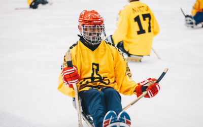 Kevin Rempel initie les concurrents des Jeux Invictus au hockey sur luge