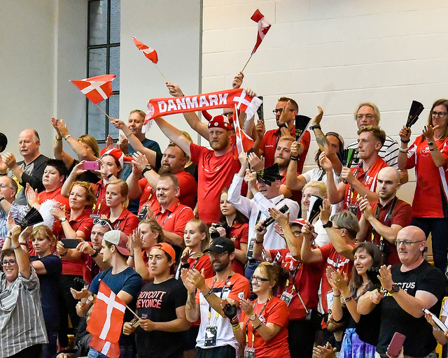 Danish fans cheering / Les partisans danois offrent leurs encouragements