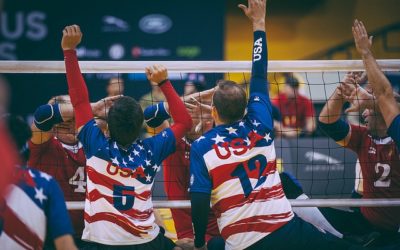 La fraternité unit Équipe États-Unis qui gagne la médaille de bronze en volleyball assis