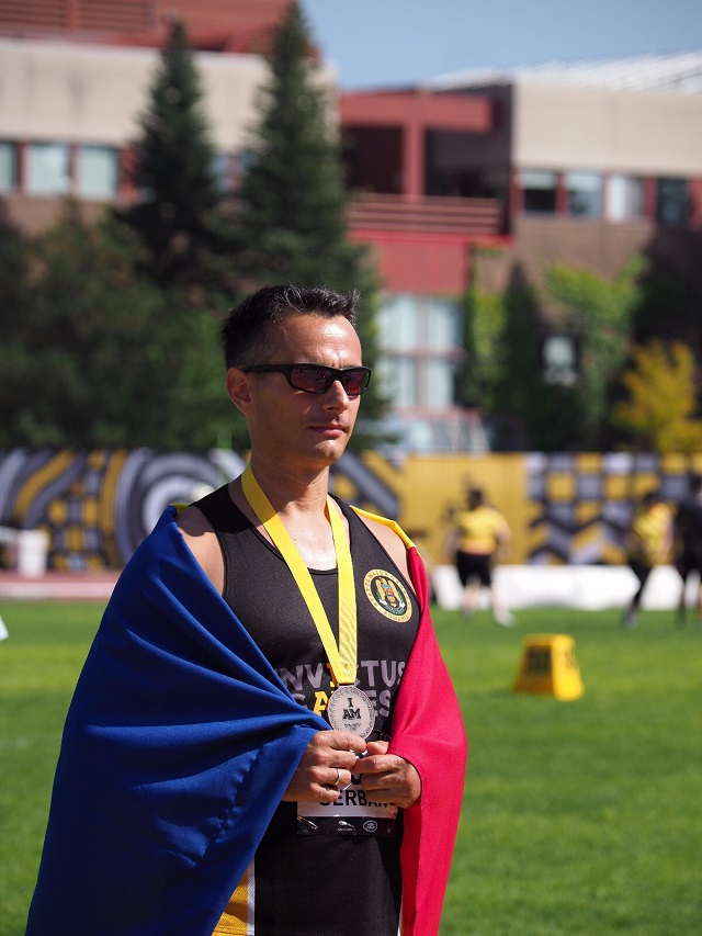 Laurentiu with bronze medal / Laurentiu Serban avec sa médaille de bronze